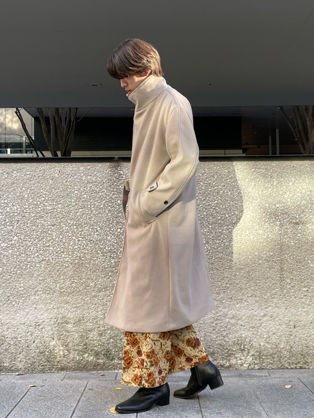 ホワイト系のニット/セーター、ベージュ系のチェスターコート、ベージュ系のその他パンツを着用したメンズの秋コーディネートの5枚目の写真