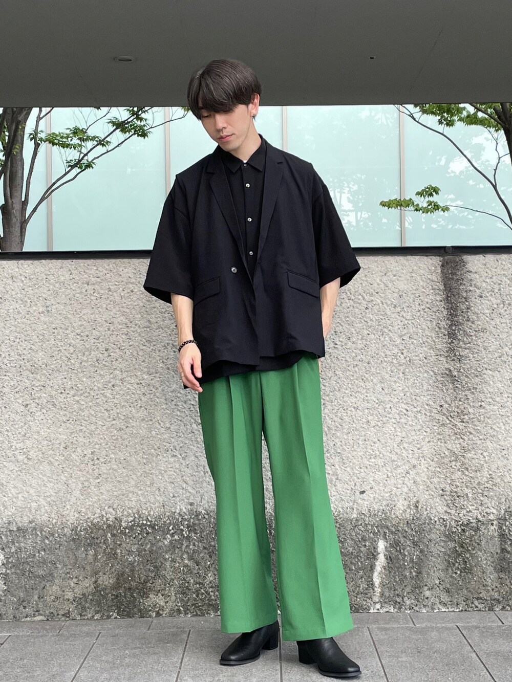 グリーン系のその他パンツ、ブラック系のブーツ、ブラック系のシャツ/ブラウスを着用したメンズの夏コーディネートの2枚目の写真