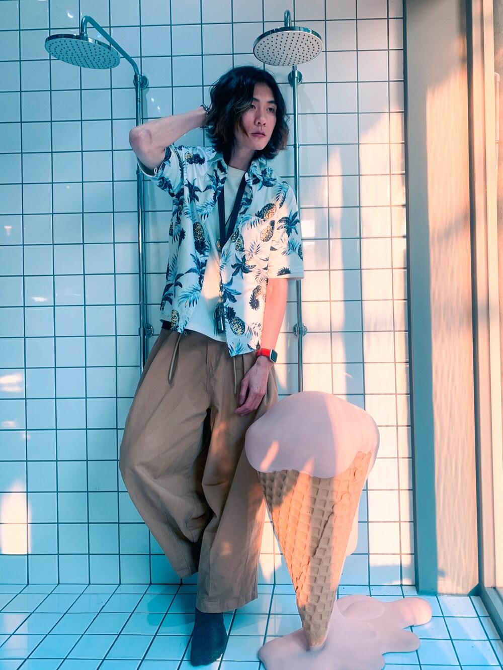 ホワイト系のシャツ/ブラウス、ベージュ系のその他パンツ、ホワイト系のTシャツ/カットソーを着用したメンズの春コーディネートの3枚目の写真