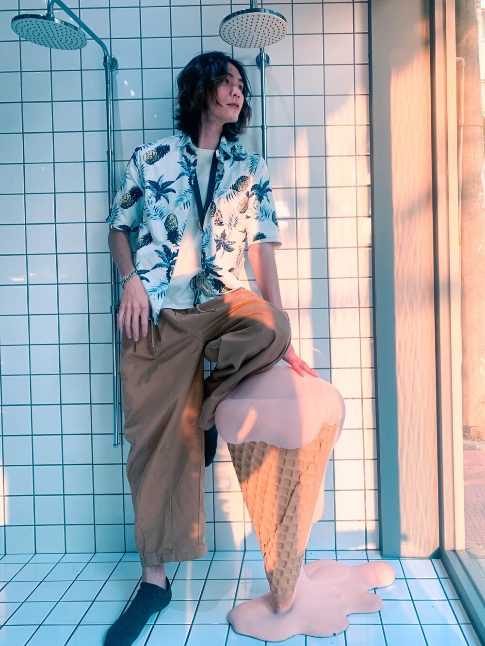 ホワイト系のシャツ/ブラウス、ベージュ系のその他パンツ、ホワイト系のTシャツ/カットソーを着用したメンズの春コーディネートの2枚目の写真