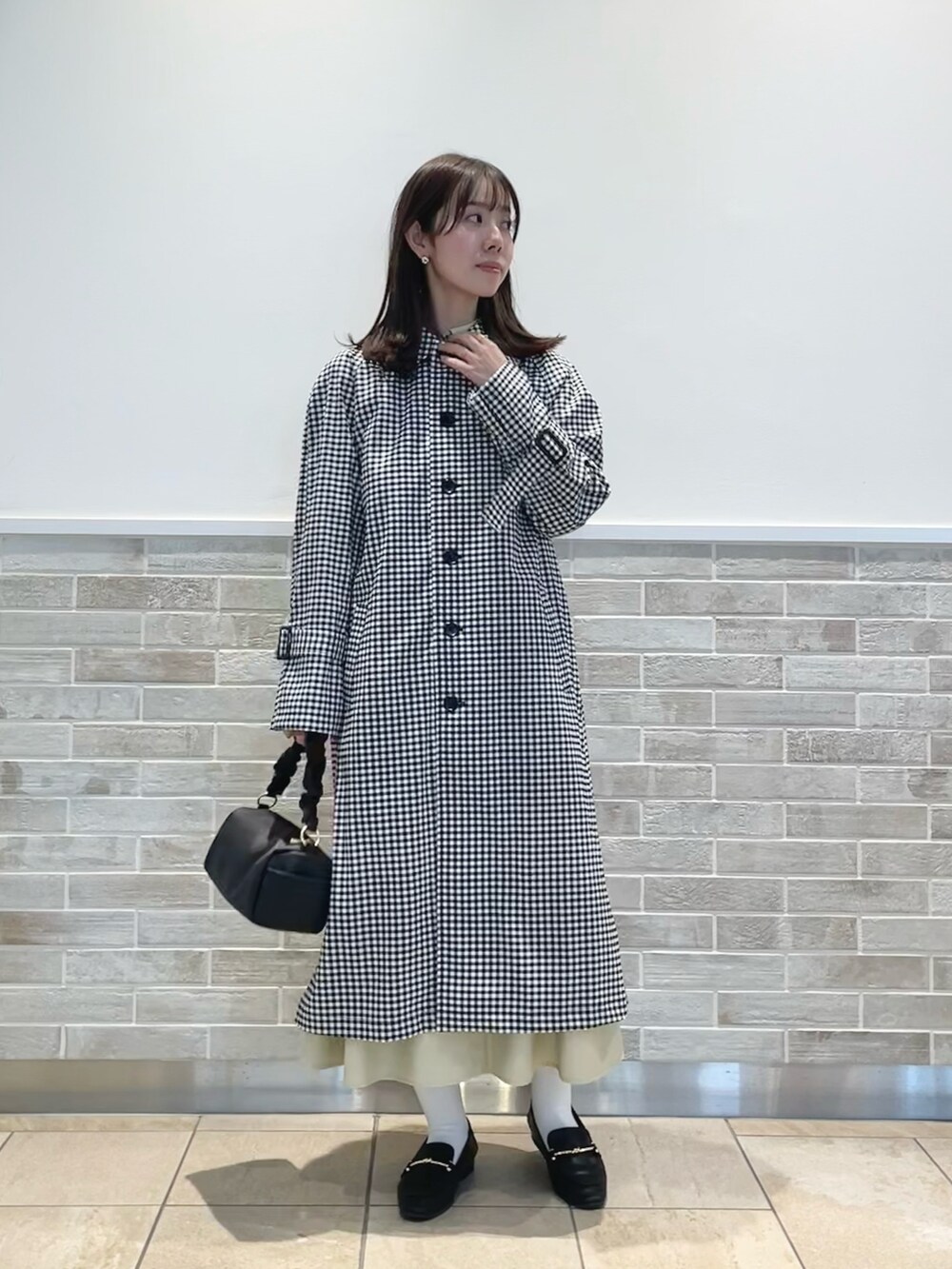 「テチチ(Te chichi)、ステンカラーコート、ギンガムチェック、コート、シャツワンピ、イエロー、トートバッグ、春コーデ」｜「Te chichiのギャザーワンハンドルバッグ（ハンドバッグ、ブラック系）」を使った、m   aさん（レディース・162cm）の冬コーディネートの5枚目の写真