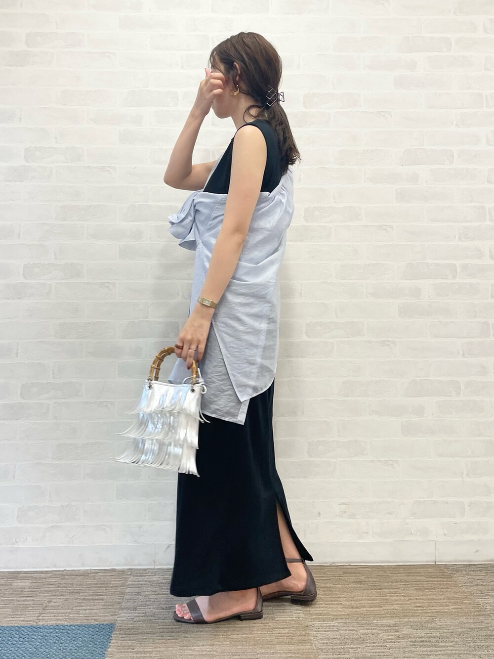 「テチチ(Te chichi)、ノースリーブ、ワンピース、ブラック、シャツ、ブルー、ミニバッグ、シルバー、夏コーデ、リラックススタイル」|「Te chichiのストラップフラットサンダル(サンダル、グレー系)」を使った、m aさん(レディース・162cm)の夏コーディネートの2枚目の写真