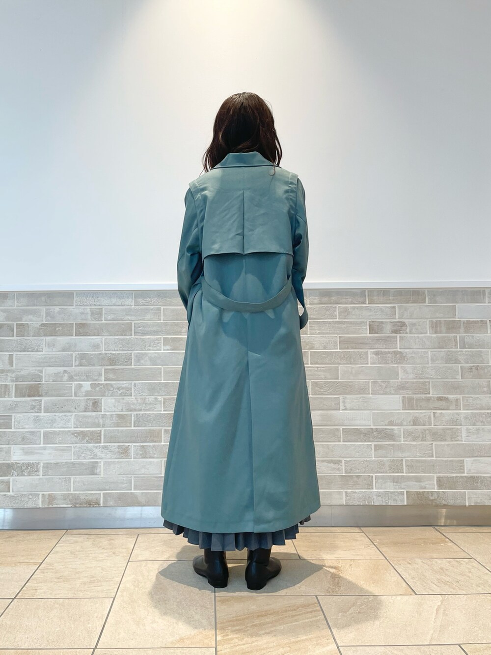 「テチチ(Te chichi)、トレンチコート、グリーン、Tシャツ、スカート、ブラック、通勤コーデ、秋コーデ」｜「Te chichiのキルティングボストンバック（ハンドバッグ、ブラック系）」を使った、m   aさん（レディース・162cm）の秋コーディネートの3枚目の写真