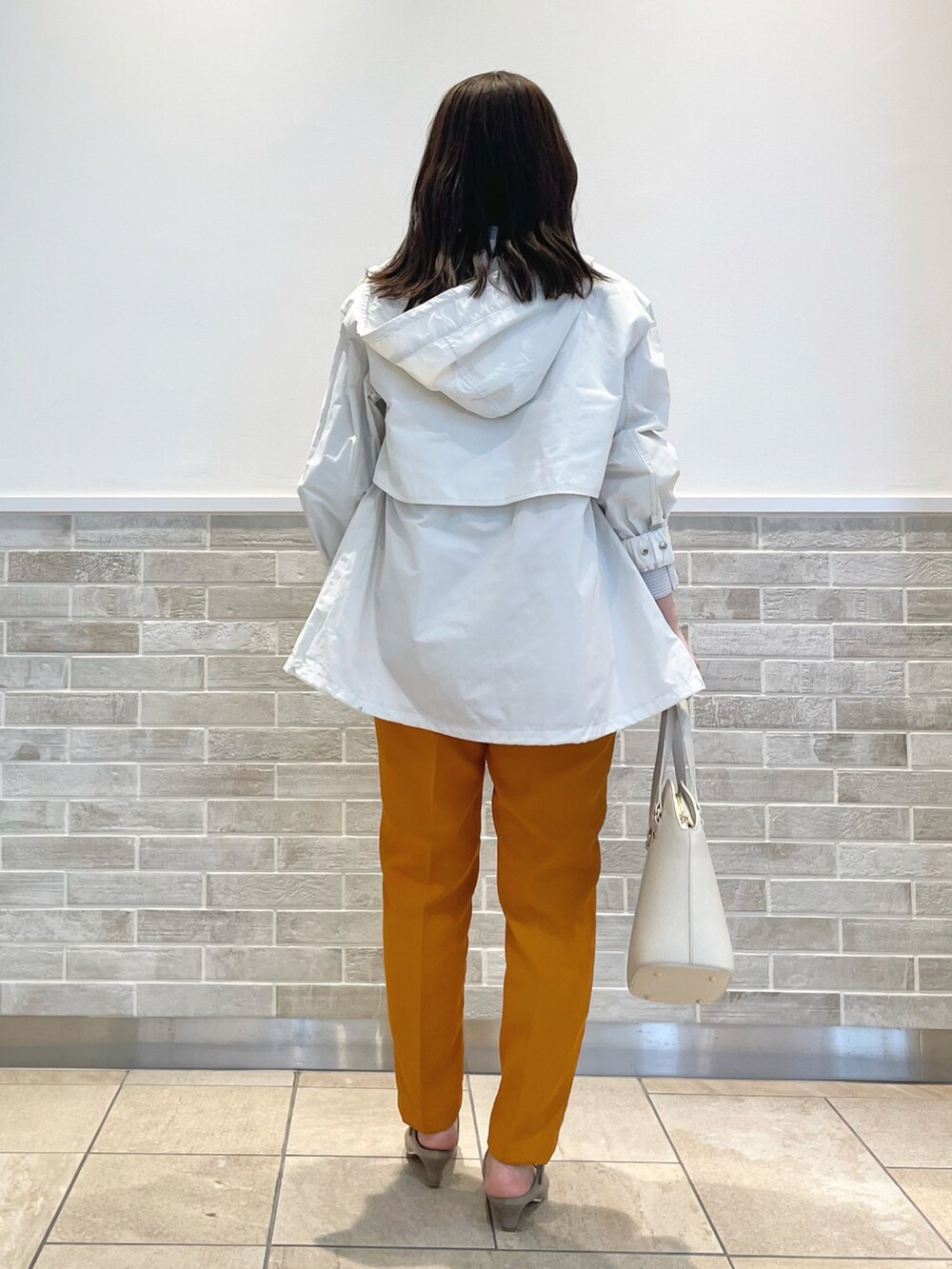 「テチチ(Te chichi)、マウンテンパーカー、ホワイト、パンツスタイル、テーパードパンツ、オレンジ、トートバッグ、ミュール、キレイめ、春コーデ、お出かけコーデ」｜「Te chichiの【貴島明日香コラボ】パイピングセンターシームパンツ（その他パンツ、オレンジ系）」を使った、m   aさん（レディース・162cm）の春コーディネートの3枚目の写真