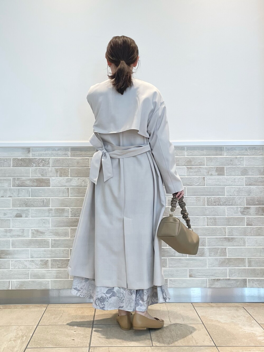 「テチチ(Te chichi)、コート、ノーカラーコート、ニット、スカート、花柄、フレアスカート、トートバッグ、パンプス、淡色コーデ、ベージュ、グレー、春コーデ、お出かけコーデ、通勤コーデ」｜「Te chichiのギャザーワンハンドルバッグ（ハンドバッグ、ブラウン系）」を使った、m   aさん（レディース・162cm）の冬コーディネートの3枚目の写真