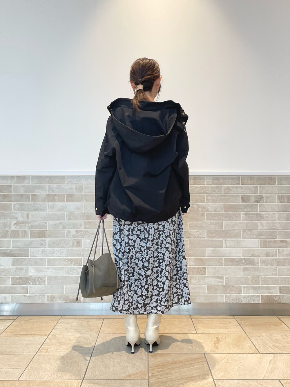 「テチチ(Te chichi)、マウンテンパーカー、スカート、花柄、ニット、ブラック、グレー、トートバッグ、ショートブーツ、白、秋コーデ、通勤コーデ、オフィスカジュアル、お出かけコーデ」｜「Te chichiのフード取外し可能2WAYマウンテンパーカー（ブルゾン、ブラック系）」を使った、m   aさん（レディース・162cm）の秋コーディネートの3枚目の写真