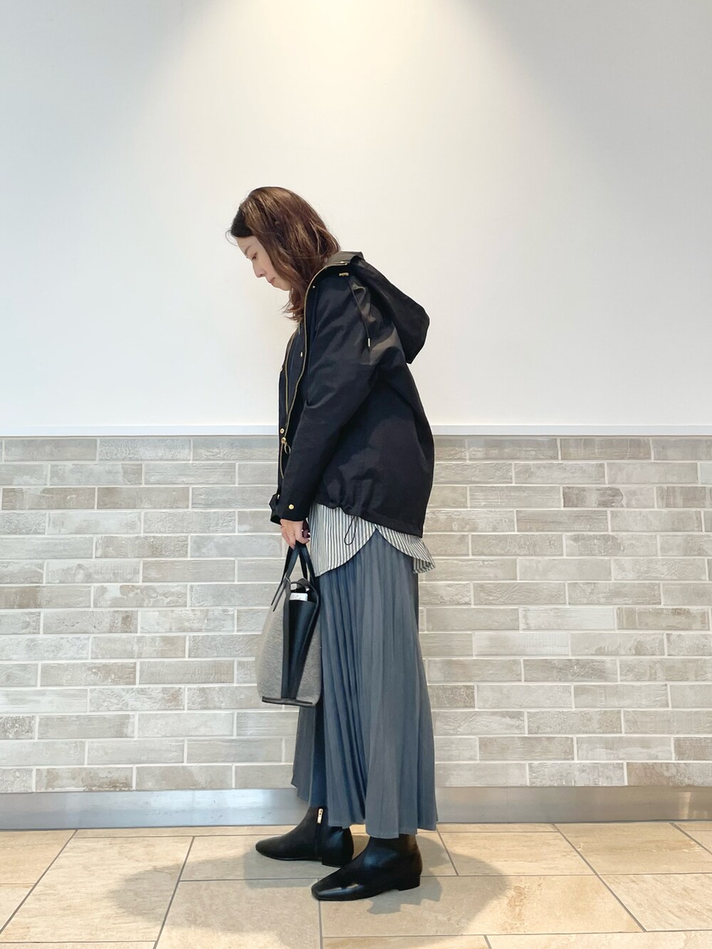 「テチチ(Te chichi)、シャツスタイル、スカート、プリーツスカート、マウンテンパーカー、ショートブーツ、トートバッグ、ストライプ、ブラック、グレー、お出かけコーデ、通勤コーデ、秋コーデ」｜「Te chichiのツイードトートバッグ（ハンドバッグ、グレー系）」を使った、m   aさん（レディース・162cm）の秋コーディネートの2枚目の写真