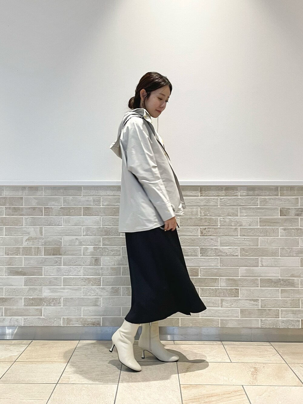 「テチチ(Te chichi)、ワンピース、マウンテンパーカー、ネイビー、グレー、ショートブーツ、フリル、パール、お出かけコーデ、秋コーデ」｜「Te chichiのパール釦スタンドフリルワンピース（ワンピース、ブルー系）」を使った、m   aさん（レディース・162cm）の秋コーディネートの2枚目の写真