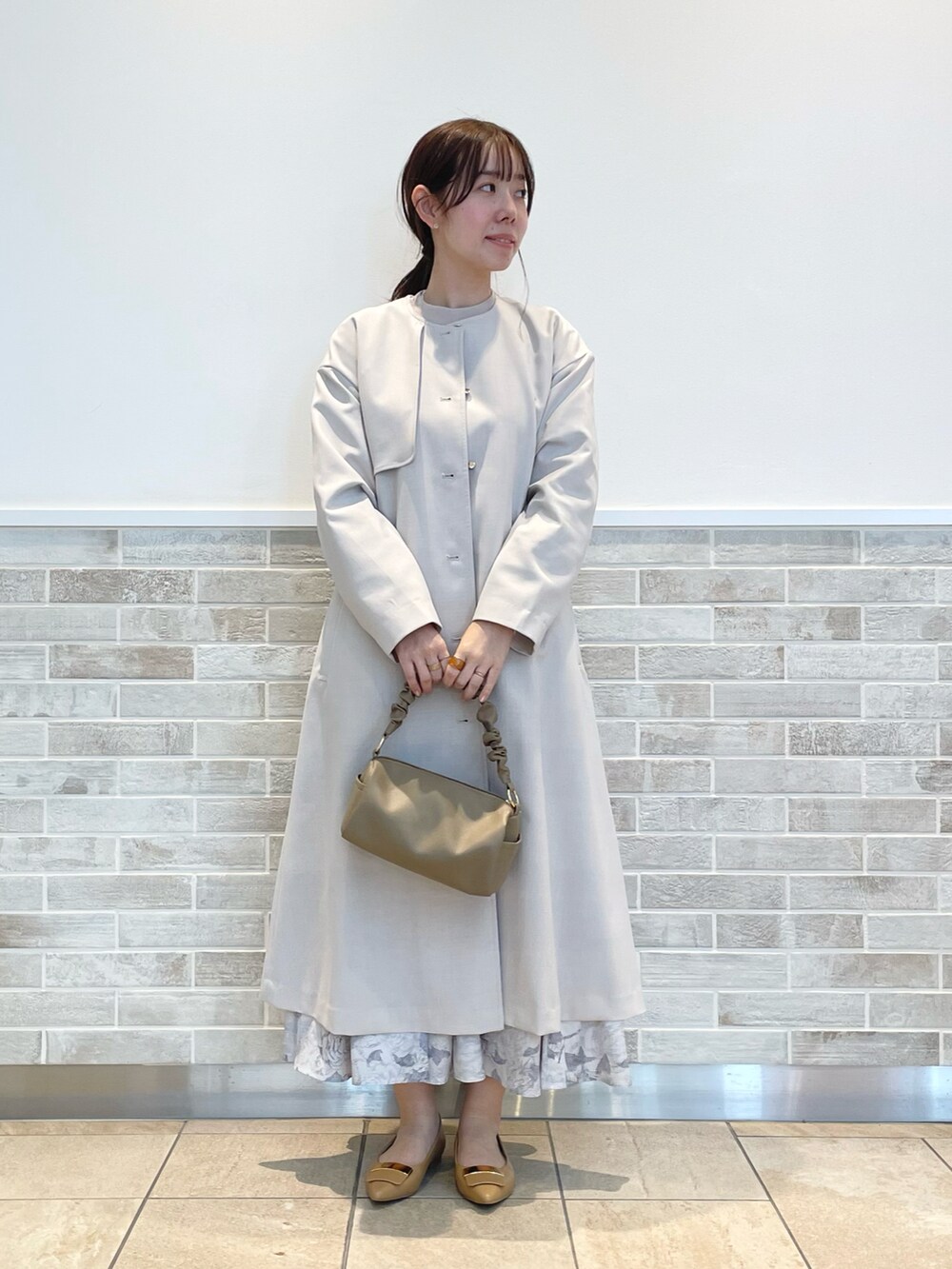 「テチチ(Te chichi)、コート、ノーカラーコート、ニット、スカート、花柄、フレアスカート、トートバッグ、パンプス、淡色コーデ、ベージュ、グレー、春コーデ、お出かけコーデ、通勤コーデ」｜「Te chichiのギャザーワンハンドルバッグ（ハンドバッグ、ブラウン系）」を使った、m   aさん（レディース・162cm）の冬コーディネートの4枚目の写真