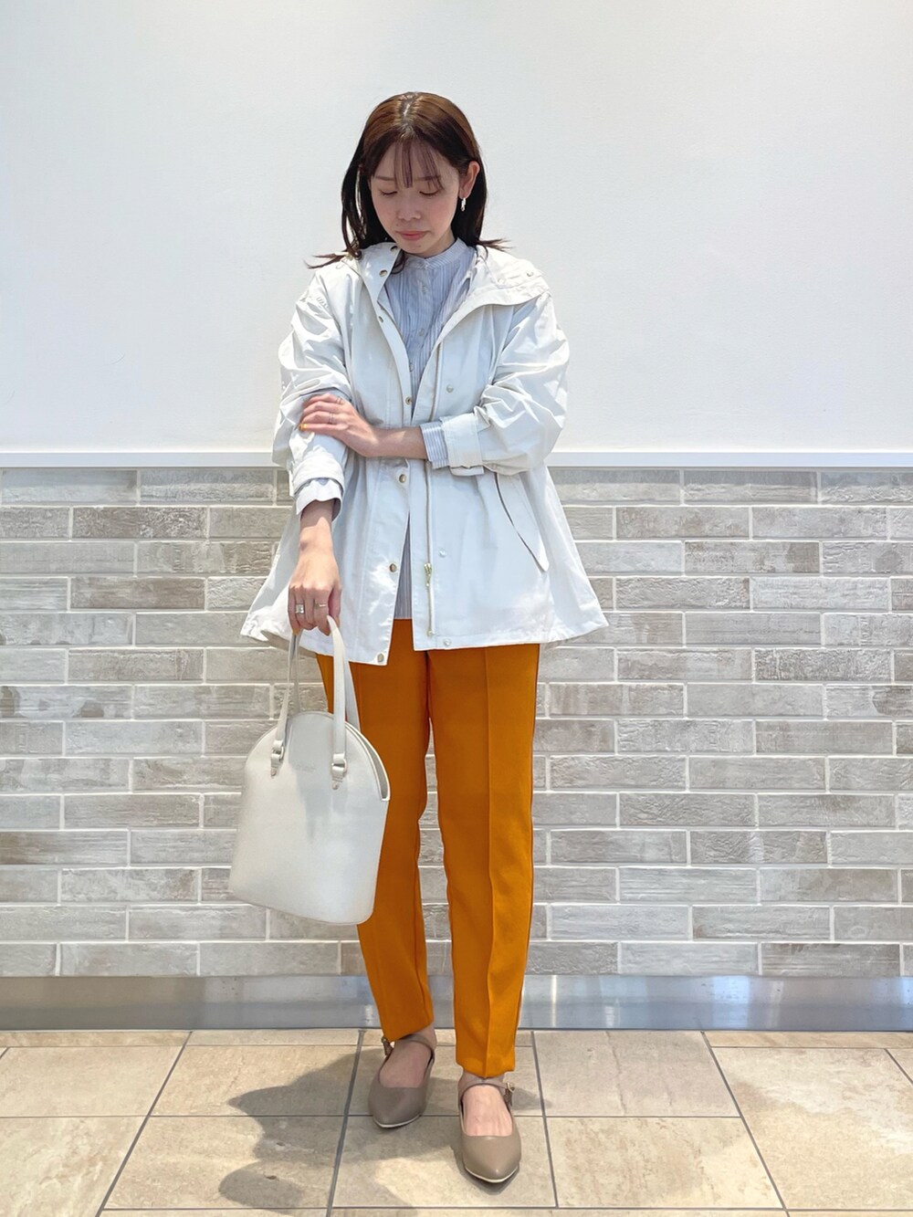 「テチチ(Te chichi)、マウンテンパーカー、ホワイト、パンツスタイル、テーパードパンツ、オレンジ、トートバッグ、ミュール、キレイめ、春コーデ、お出かけコーデ」｜「Te chichiの【貴島明日香コラボ】パイピングセンターシームパンツ（その他パンツ、オレンジ系）」を使った、m   aさん（レディース・162cm）の春コーディネートの4枚目の写真