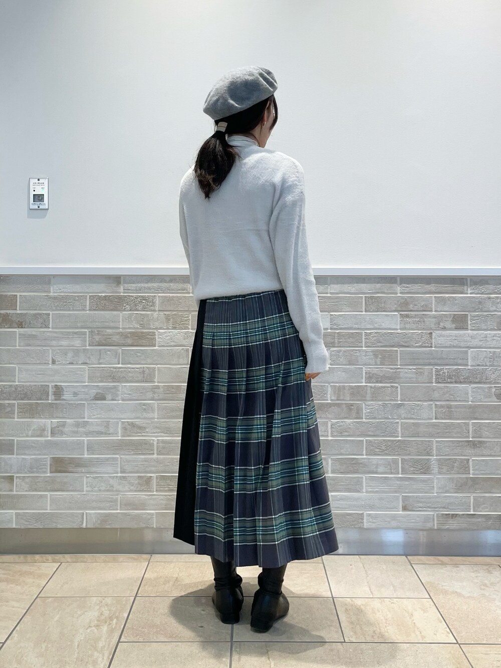 「テチチ(Te chichi)、ニット、グレー、スカート、チェック、プリーツスカート、グリーン、冬コーデ、お出かけコーデ、ベレー帽」｜「Te chichiのパターンチェックプリントキルトスカート（スカート、グリーン系）」を使った、m   aさん（レディース・162cm）の冬コーディネートの3枚目の写真