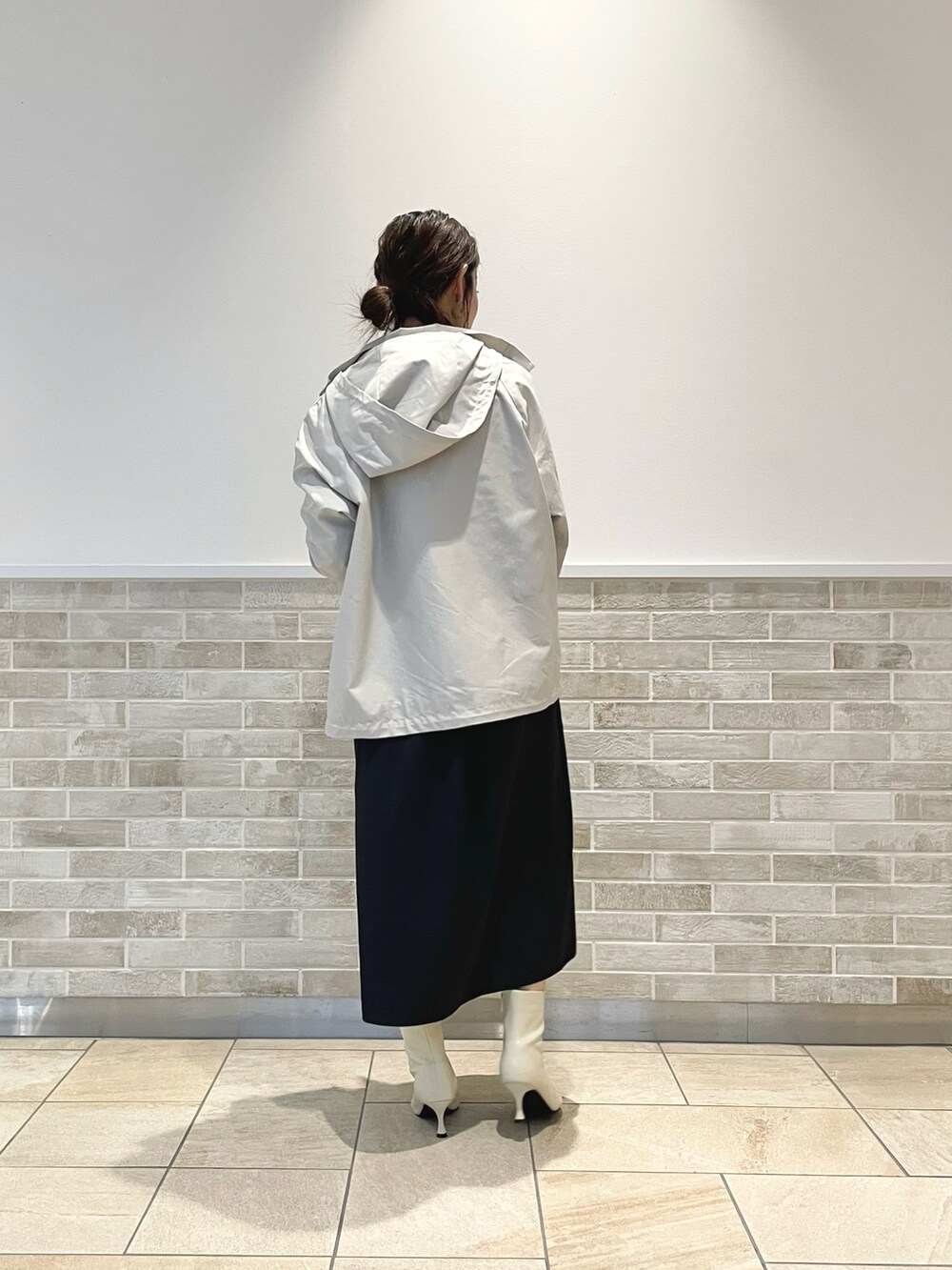 「テチチ(Te chichi)、ワンピース、マウンテンパーカー、ネイビー、グレー、ショートブーツ、フリル、パール、お出かけコーデ、秋コーデ」｜「Te chichiのパール釦スタンドフリルワンピース（ワンピース、ブルー系）」を使った、m   aさん（レディース・162cm）の秋コーディネートの3枚目の写真