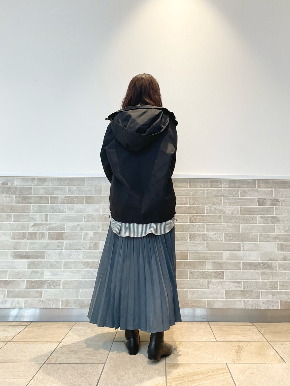 「テチチ(Te chichi)、シャツスタイル、スカート、プリーツスカート、マウンテンパーカー、ショートブーツ、トートバッグ、ストライプ、ブラック、グレー、お出かけコーデ、通勤コーデ、秋コーデ」｜「Te chichiのツイードトートバッグ（ハンドバッグ、グレー系）」を使った、m   aさん（レディース・162cm）の秋コーディネートの3枚目の写真