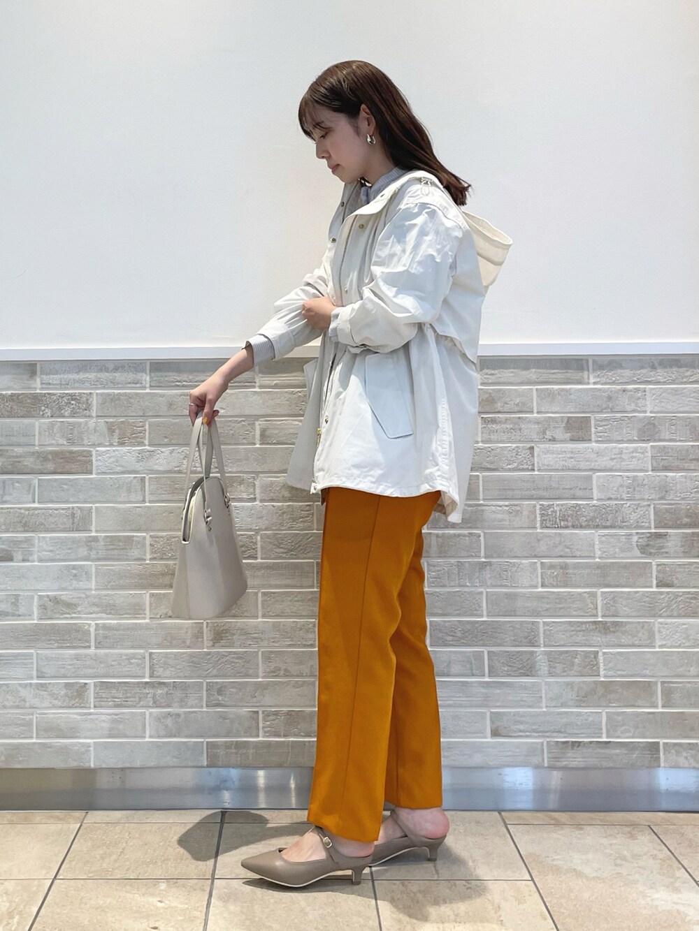 「テチチ(Te chichi)、マウンテンパーカー、ホワイト、パンツスタイル、テーパードパンツ、オレンジ、トートバッグ、ミュール、キレイめ、春コーデ、お出かけコーデ」｜「Te chichiの【貴島明日香コラボ】パイピングセンターシームパンツ（その他パンツ、オレンジ系）」を使った、m   aさん（レディース・162cm）の春コーディネートの2枚目の写真