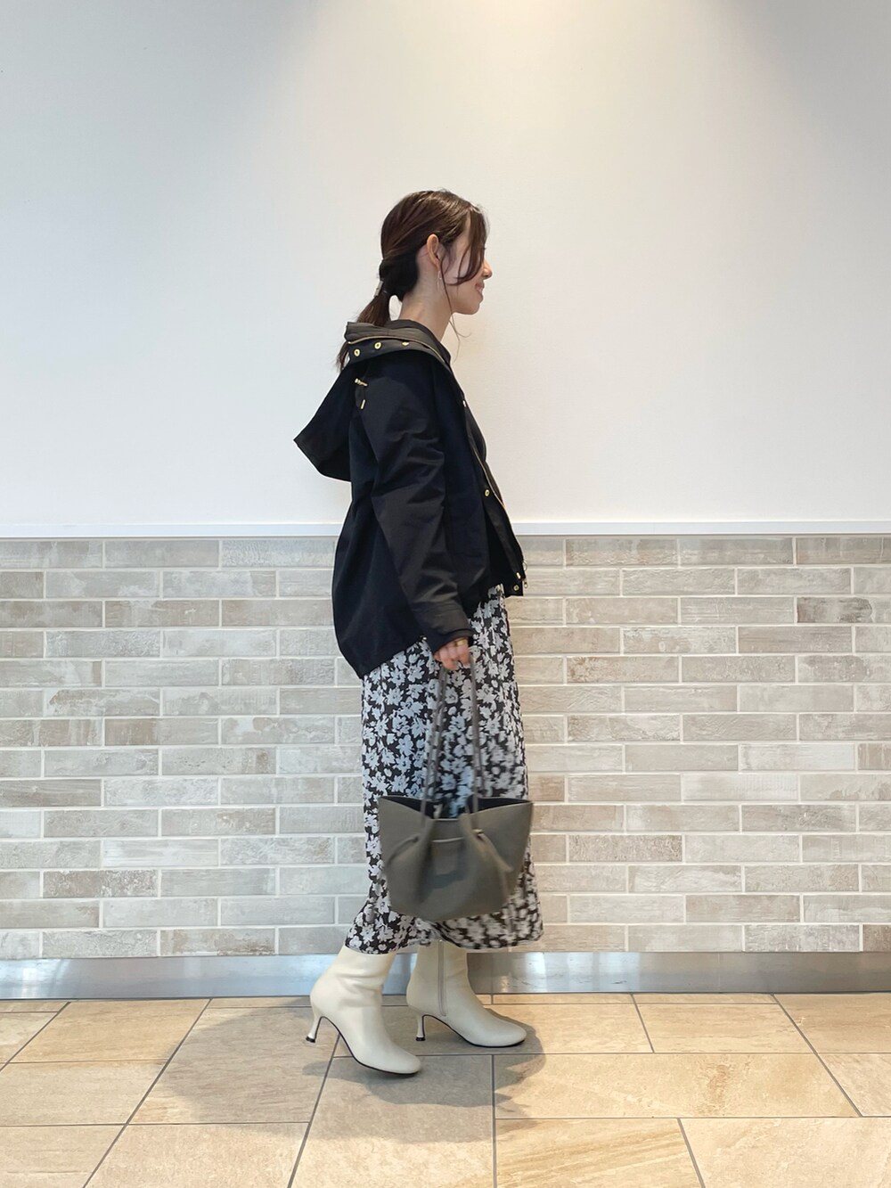 「テチチ(Te chichi)、マウンテンパーカー、スカート、花柄、ニット、ブラック、グレー、トートバッグ、ショートブーツ、白、秋コーデ、通勤コーデ、オフィスカジュアル、お出かけコーデ」｜「Te chichiのフード取外し可能2WAYマウンテンパーカー（ブルゾン、ブラック系）」を使った、m   aさん（レディース・162cm）の秋コーディネートの2枚目の写真