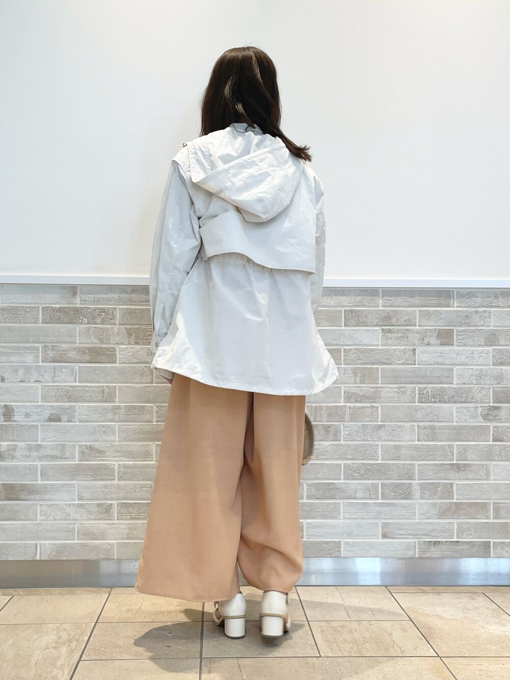 「テチチ(Te chichi)、マウンテンパーカー、ホワイト、ガウチョパンツ、オレンジ、ハンドバッグ、サンダル、グルカサンダル、春コーデ」｜「Te chichiのヒールアップグルカサンダル（サンダル、ホワイト系）」を使った、m   aさん（レディース・162cm）の春コーディネートの3枚目の写真