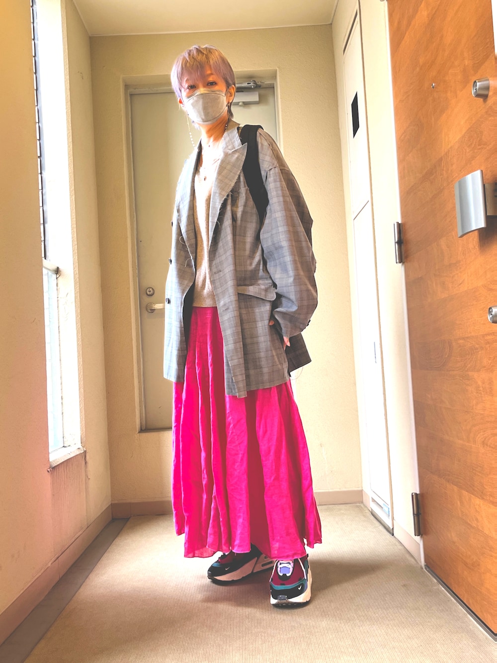 その他のスニーカー、ピンク系のスカート、グレー系のテーラードジャケットを着用したレディースの春コーディネートの2枚目の写真