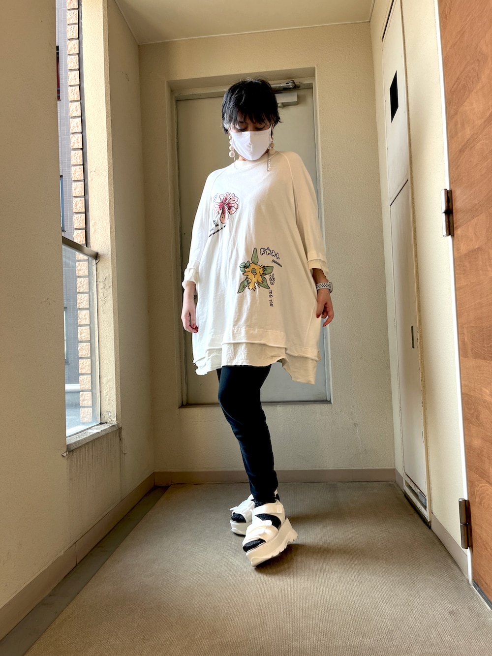 「シンプルコーデ、大人カジュアル、モノトーンコーデ、白サンダル、白サンダル×靴下」｜「BERNHARD WILLHELMのアイテム（ワンピース、ホワイト系）」を使った、ray0827さん（レディース・165cm）の春コーディネートの2枚目の写真