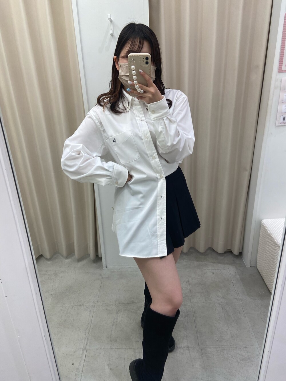 ホワイト系のシャツ/ブラウス、ブラック系のその他パンツ、ブラック系のブーツを着用したレディースの冬コーディネートの2枚目の写真