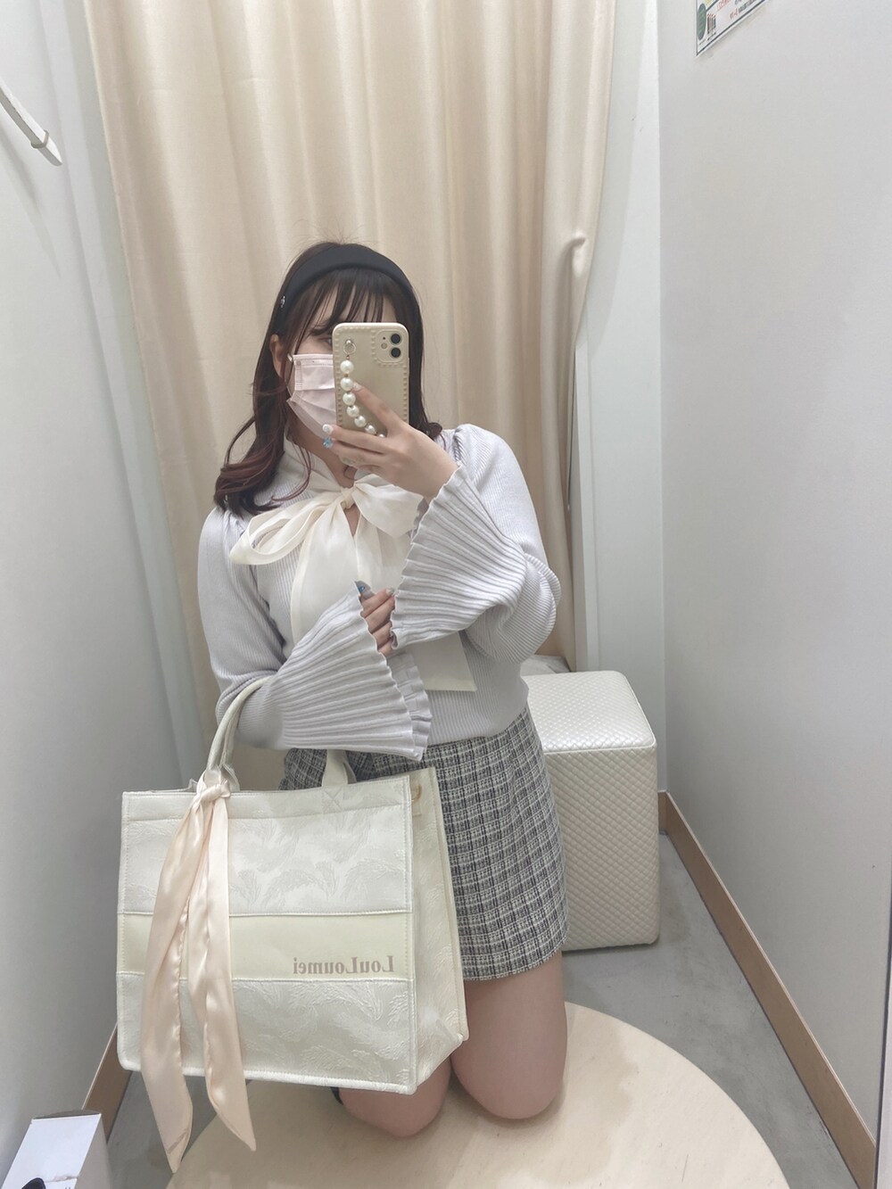 グレー系のニット/セーター、ホワイト系のその他パンツ、ブラック系のブーツを着用したレディースの冬コーディネートの2枚目の写真