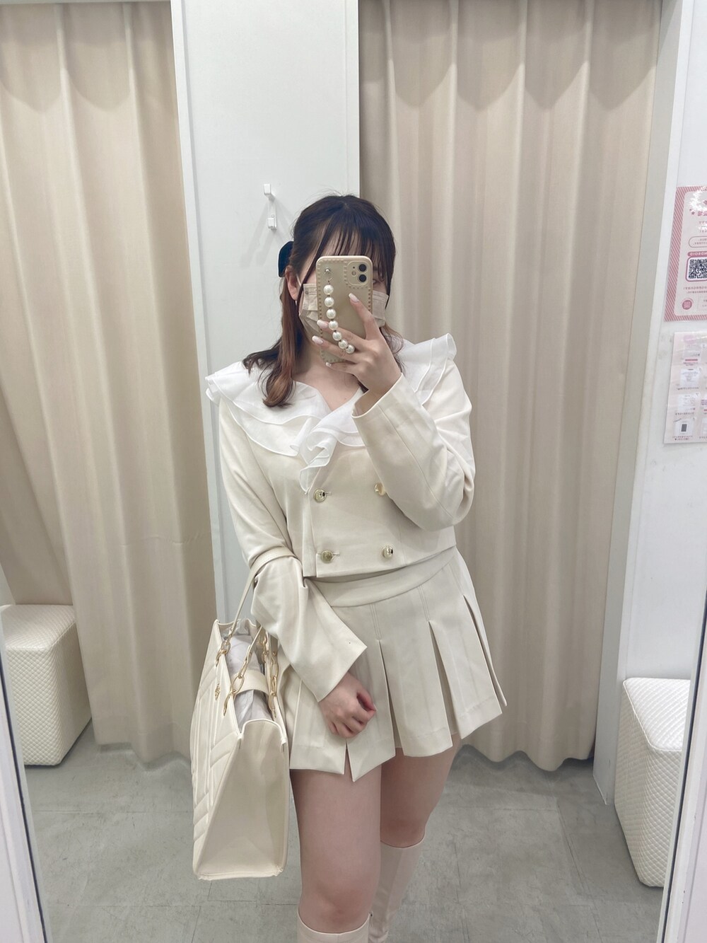 ホワイト系のノーカラージャケット、ホワイト系のその他パンツを着用したレディースの冬コーディネートの3枚目の写真