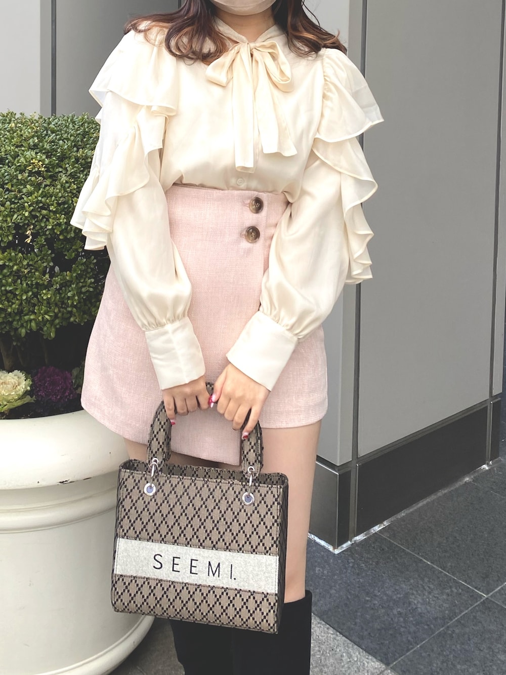 ホワイト系のシャツ/ブラウス、ピンク系のその他パンツ、ブラック系のブーツを着用したレディースの冬コーディネートの2枚目の写真