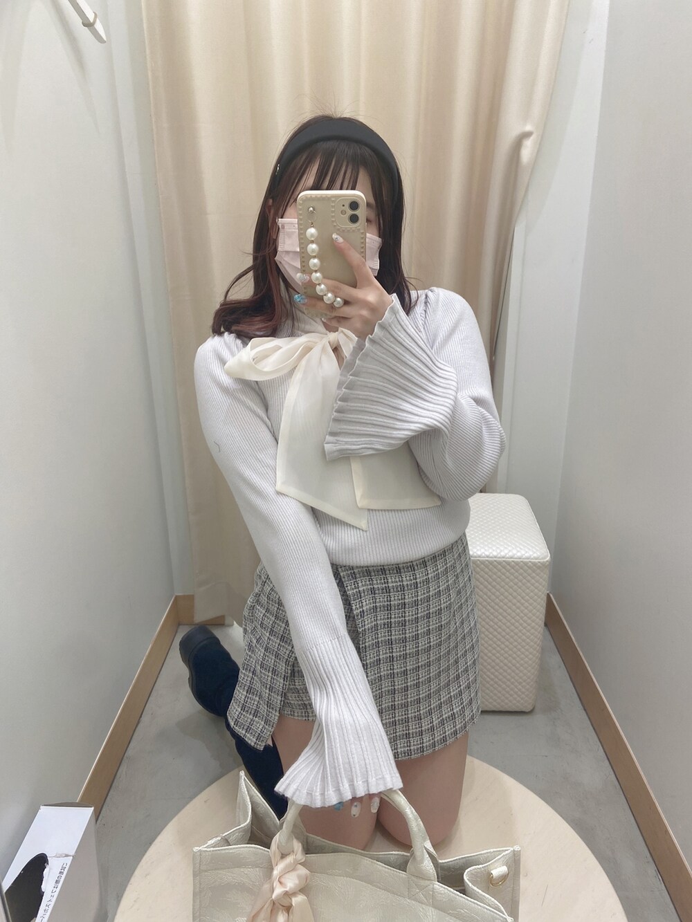 グレー系のニット/セーター、ホワイト系のその他パンツ、ブラック系のブーツを着用したレディースの冬コーディネートの3枚目の写真