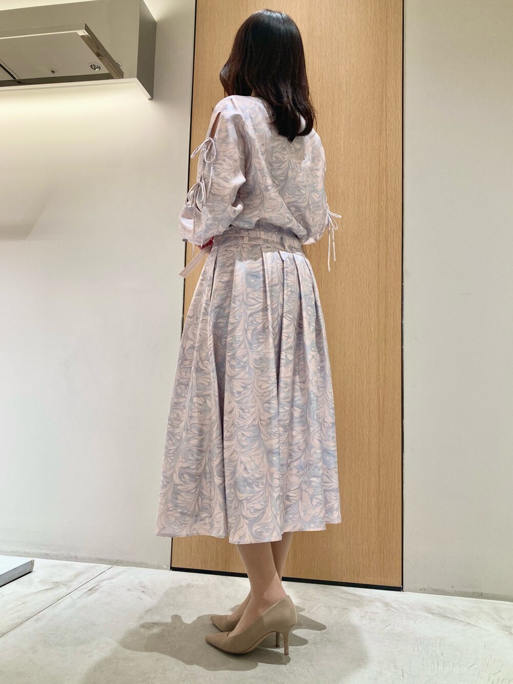 「アナイ(ANAYI)、オトナ女子、大人可愛い、大人女子、キレイめ、大人かわいい、ピンク、セットアップ、スカート、ブラウス、低身長、フェミニン、お出かけコーデ、エレガント、リボン」｜「ANAYIの【セットアップ対応商品】マーブルプリントリボンスリット ブラウス（シャツ/ブラウス、ピンク系）」を使った、Hasebe.tさん（レディース・154cm）の冬コーディネートの3枚目の写真