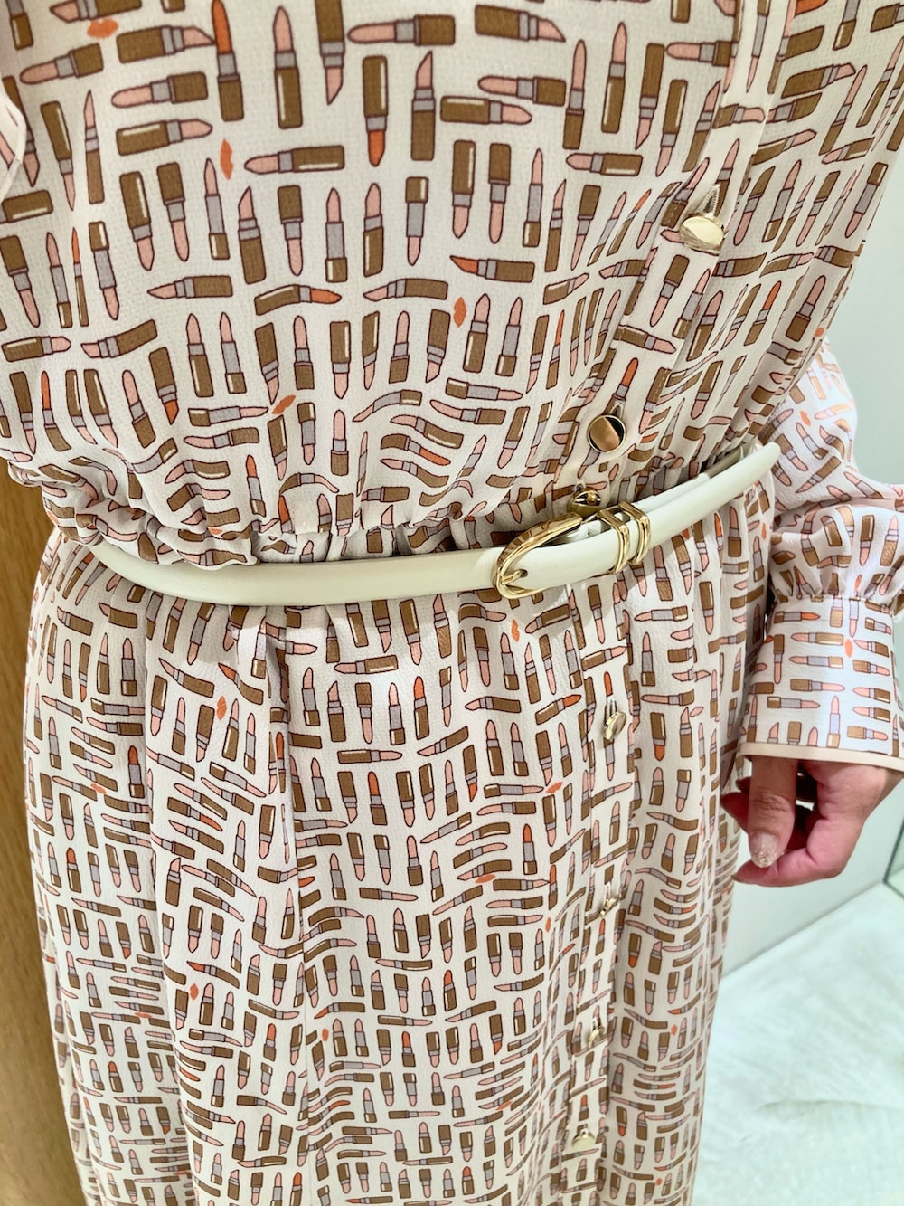 ベージュ系のその他アウター、ベージュ系のワンピース、ホワイト系のベルトを着用したレディースの秋コーディネートの7枚目の写真