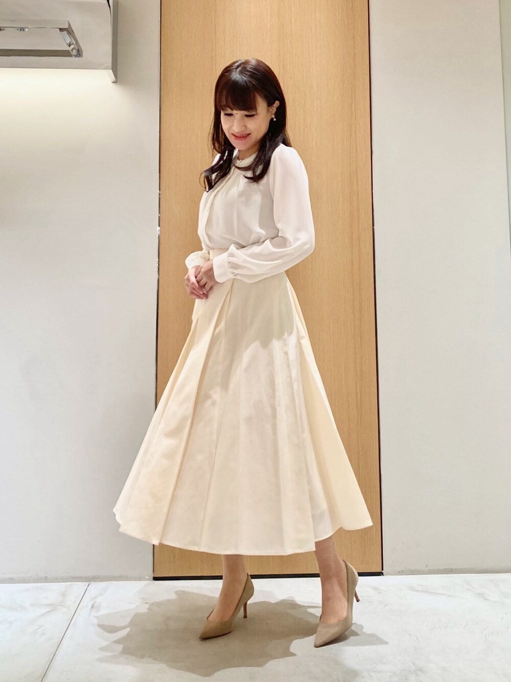 「アナイ(ANAYI)、ジャケット、スカート、ブラウス、ツィード、ホワイト、ブルー、フェミニン、オケージョン、低身長、結婚式、入学式、パーティースタイル、ツイード、バッグ」｜「ANAYIのパールフープイヤリング（イヤリング、ホワイト系）」を使った、Hasebe.tさん（レディース・154cm）の冬コーディネートの7枚目の写真