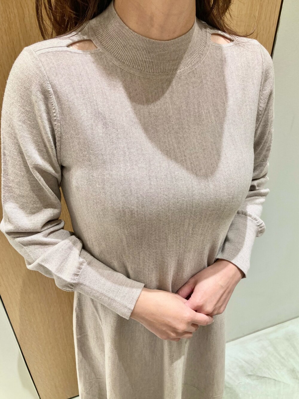 「アナイ(ANAYI)、冬アウター、淡色コーデ、大人コーデ、オトナカジュアル、大人可愛い、きれいめコーディネート、低身長コーデ、ワンピース、ムートン、ベージュ、おでかけコーデ、コート、オトナ女子、オトナカワイイ」｜「ANAYIのウールフェイクムートンクルーコート（テーラードジャケット、ホワイト系）」を使った、Hasebe.tさん（レディース・154cm）の冬コーディネートの8枚目の写真
