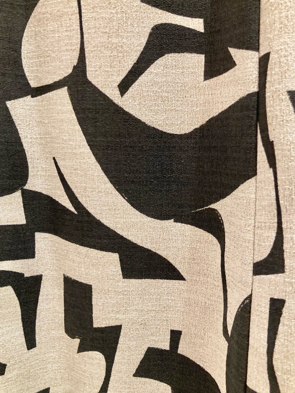 ベージュ系のワンピース、ゴールド系のイヤリングを着用したレディースの夏コーディネートの7枚目の写真