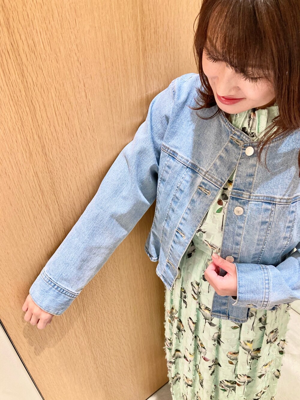 「アナイ(ANAYI)、ジャケット、春コーデ、オトナカジュアル、大人かわいい、大人ファッション、春服コーデ、おでかけコーデ、低身長女子、春色、きれいめコーディネート、ワンピーススタイル、ワンピース、デニム」｜「ANAYIのストレッチデニムノーカラー ジャケット（ノーカラージャケット、ブルー系）」を使った、Hasebe.tさん（レディース・154cm）の春コーディネートの4枚目の写真