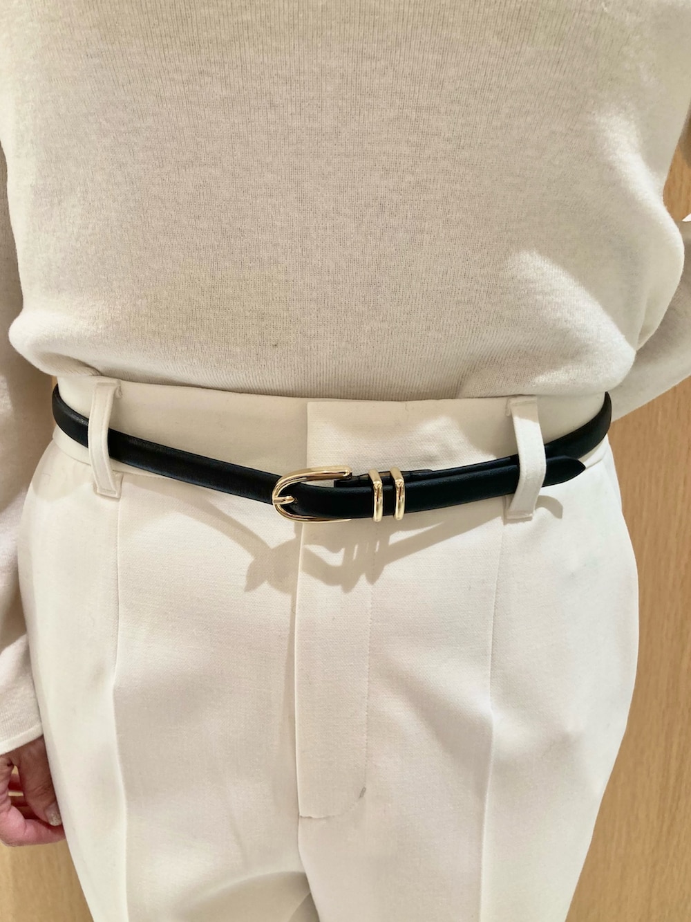 ブラック系のノーカラージャケット、ホワイト系のその他パンツ、ホワイト系のニット/セーターを着用したレディースの秋コーディネートの8枚目の写真