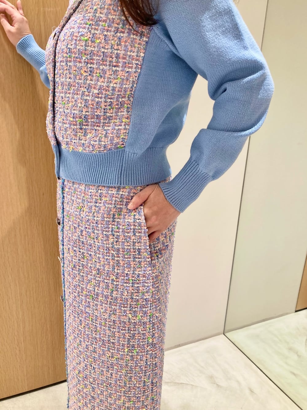 ブルー系のカーディガン/ボレロ、ブルー系のスカート、ゴールド系のイヤリングを着用したレディースの春コーディネートの8枚目の写真