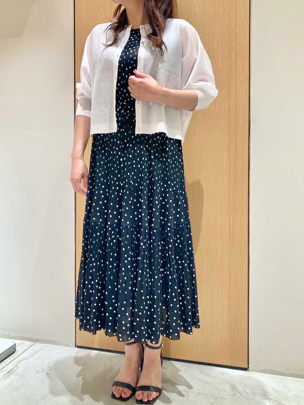 ホワイト系のカーディガン/ボレロ、ブラック系のワンピース、ホワイト系のイヤリングを着用したレディースの夏コーディネートの4枚目の写真