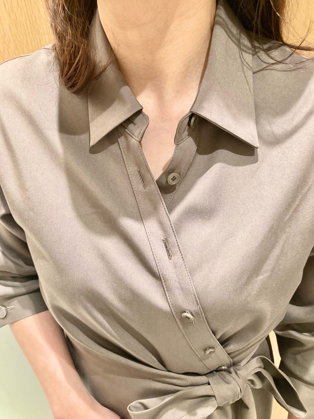 「アナイ(ANAYI)、春コーデ、オトナカジュアル、大人かわいい、大人ファッション、春服コーデ、おでかけコーデ、シンプルスタイル、楽チンコーデ、きれいめコーディネート、ワンピーススタイル、カーキ、カシュクール、低身長、オトナ女子」｜「ANAYIのテンセルツイルカシュクールワンピース（ワンピース、グリーン系）」を使った、Hasebe.tさん（レディース・154cm）の春コーディネートの6枚目の写真