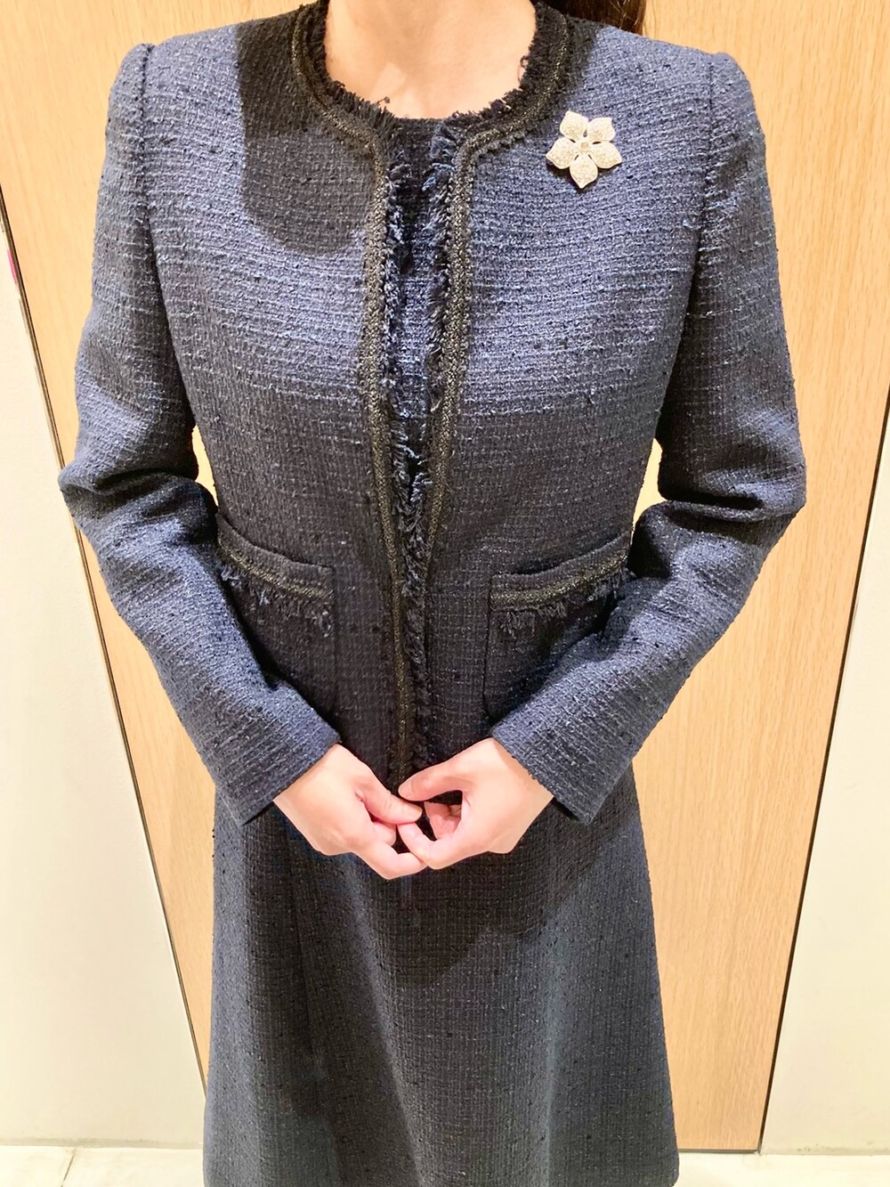 「アナイ(ANAYI)、ジャケット、ワンピース、セットアップ、ネイビー、ツイード、オケージョン、結婚式、七五三、低身長コーデ、きちんとスタイル、スーツスタイル、エレガント、上品、キレイめ」｜「ANAYIのアートフラワービジューブローチ（ブローチ/コサージュ、シルバー系）」を使った、Hasebe.tさん（レディース・154cm）の秋コーディネートの3枚目の写真