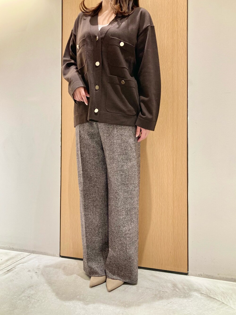 ブラウン系のニット/セーター、ベージュ系のキャミソール、ブラウン系のその他パンツを着用したレディースの秋コーディネートの3枚目の写真