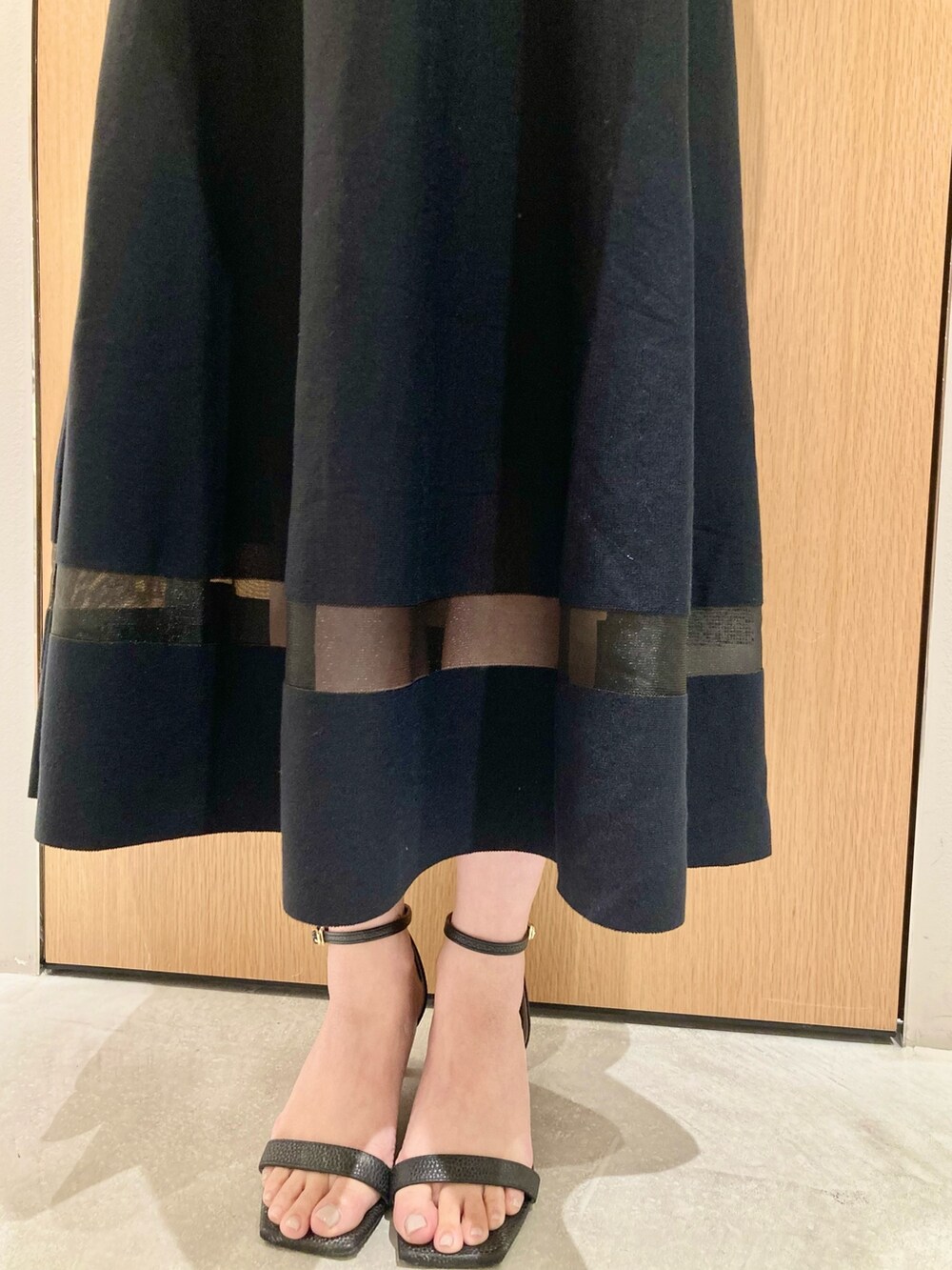 ブラック系のカーディガン/ボレロ、ブラック系のワンピース、ホワイト系のイヤリングを着用したレディースの春コーディネートの8枚目の写真