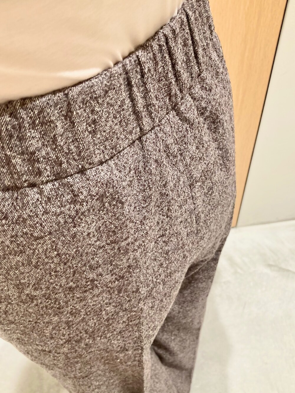 ブラウン系のニット/セーター、ベージュ系のキャミソール、ブラウン系のその他パンツを着用したレディースの秋コーディネートの9枚目の写真