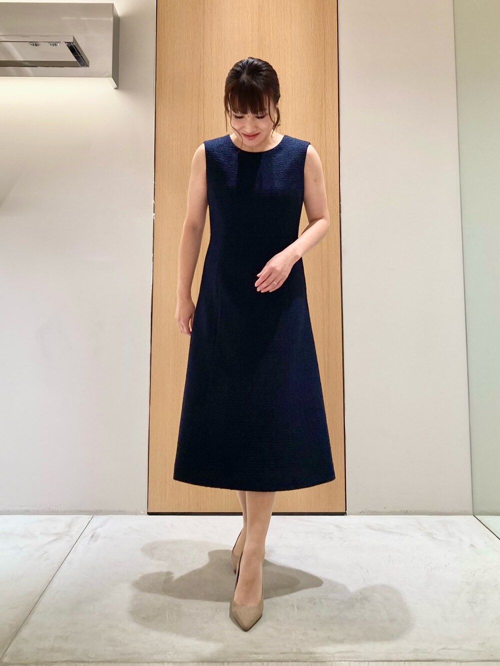 「アナイ(ANAYI)、ジャケット、ワンピース、セットアップ、ネイビー、ツイード、オケージョン、結婚式、七五三、低身長コーデ、きちんとスタイル、スーツスタイル、エレガント、上品、キレイめ」｜「ANAYIのアートフラワービジューブローチ（ブローチ/コサージュ、シルバー系）」を使った、Hasebe.tさん（レディース・154cm）の秋コーディネートの5枚目の写真