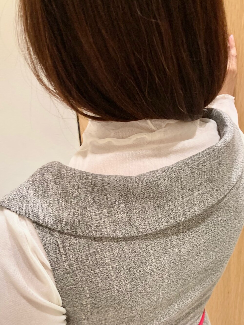 ベージュ系のワンピース、ホワイト系のTシャツ/カットソー、レッド系のベルトを着用したレディースの秋コーディネートの5枚目の写真