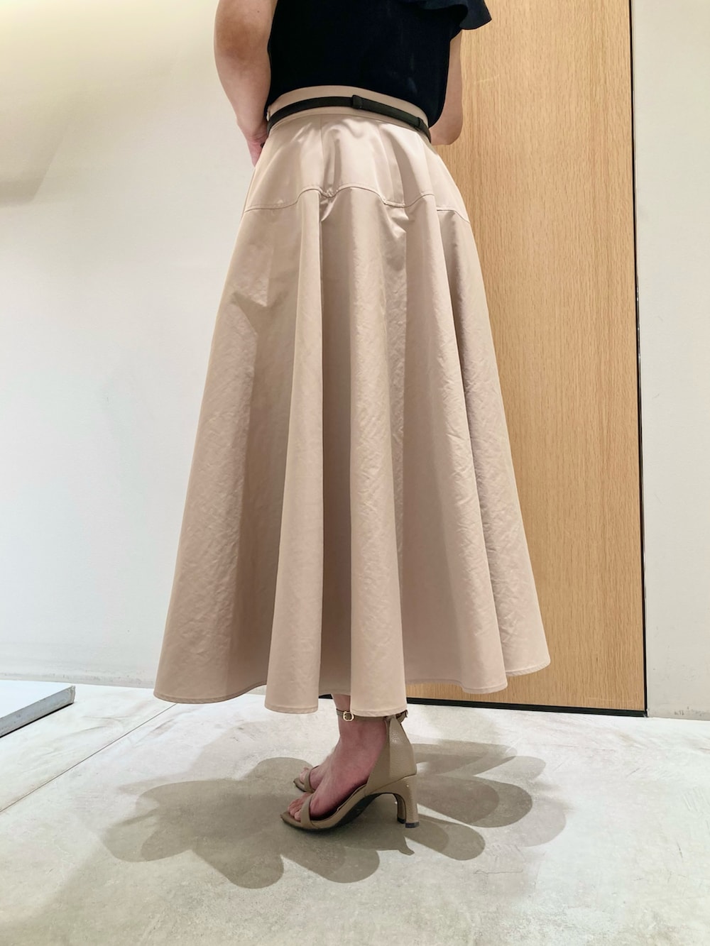 「アナイ(ANAYI)、大人カジュアル、デートコーデ、カーディガン、お出かけコーデ、春夏コーデ、春ファッション、カジュアルスタイル、オトナカワイイ、大人可愛い、大人女子、おでかけコーデ、スカート、レース、低身長」｜「ANAYIのケープスリーブ プルオーバー（ニット/セーター、ブラック系）」を使った、Hasebe.tさん（レディース・154cm）の春コーディネートの4枚目の写真