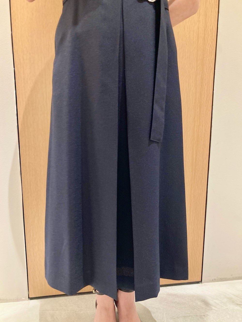 ブルー系のワンピース、ホワイト系のハンドバッグ、ホワイト系のイヤリングを着用したレディースの夏コーディネートの6枚目の写真