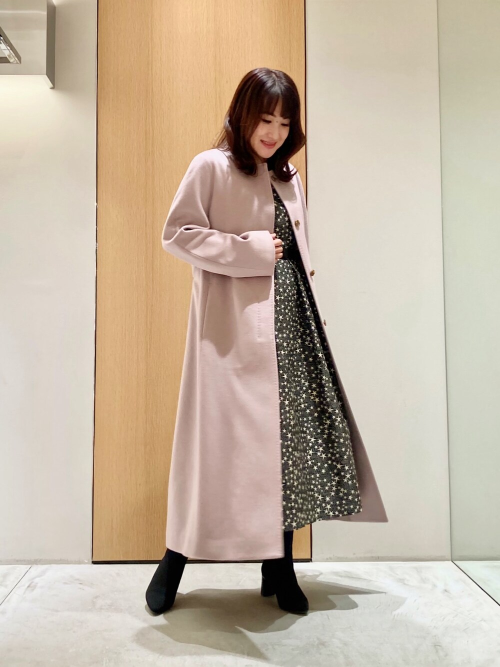「アナイ(ANAYI)、冬アウター、ロングコート、お出かけコーデ、ワンピース、クリスマスに着たい服、冬コーデ、オトナ女子、きれいめコーデ、ピンク、大人かわいい、ジャガード、柄物、カシミヤ、低身長」｜「ANAYIのカシミヤベルト付きクルーコート（その他アウター、ピンク系）」を使った、Hasebe.tさん（レディース・154cm）の冬コーディネートの2枚目の写真
