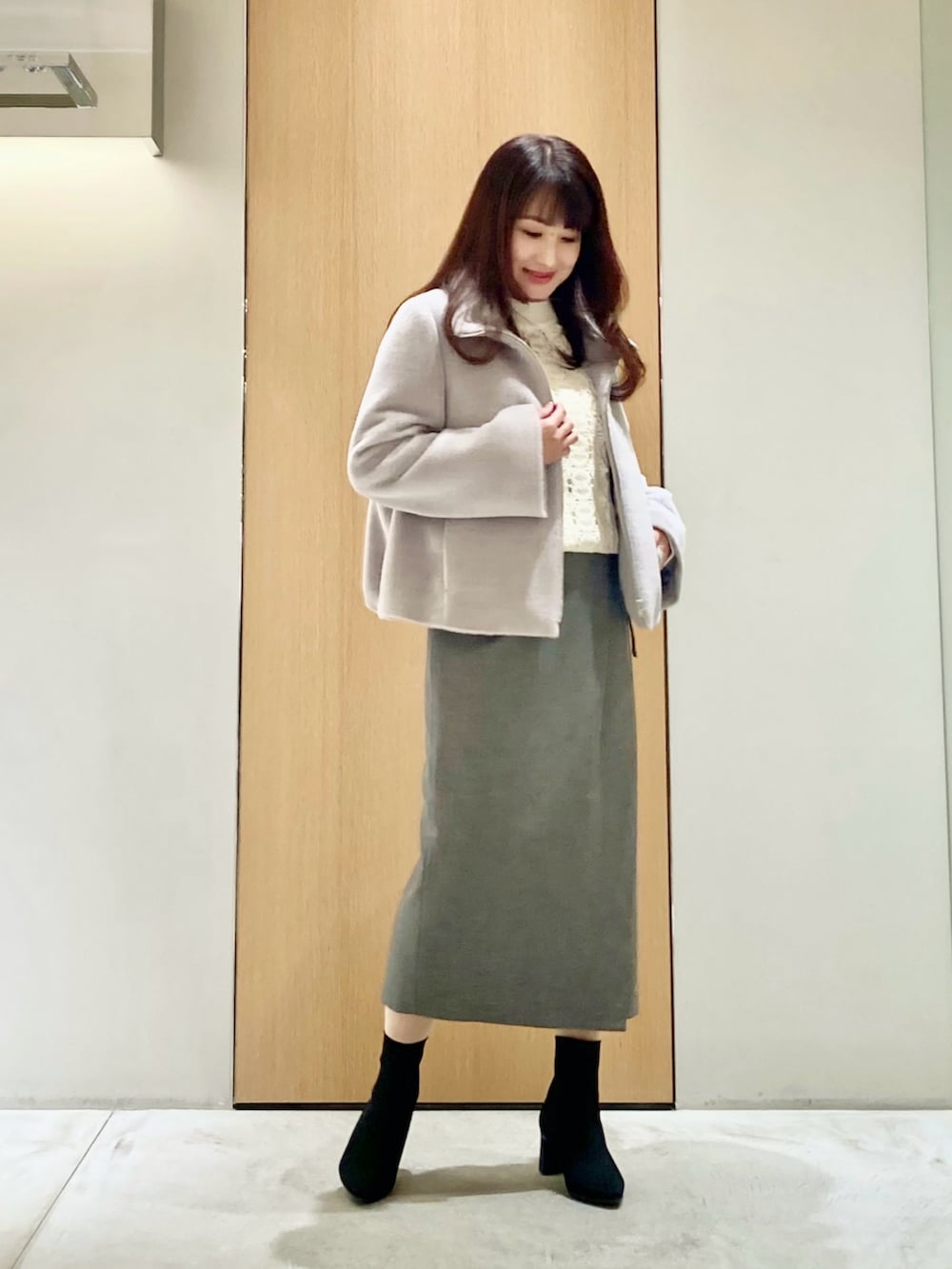 「アナイ(ANAYI)、ニット、冬コーデ、きれいめカジュアル、オトナカワイイ、お出かけコーデ、大人かわいい、あったかコーデ、コート、ファー、スカート、ホワイト、低身長、オトナカジュアル、レース」｜「ANAYIのレースドッキングケーブルプルオーバー（ニット/セーター、ホワイト系）」を使った、Hasebe.tさん（レディース・154cm）の冬コーディネートの2枚目の写真