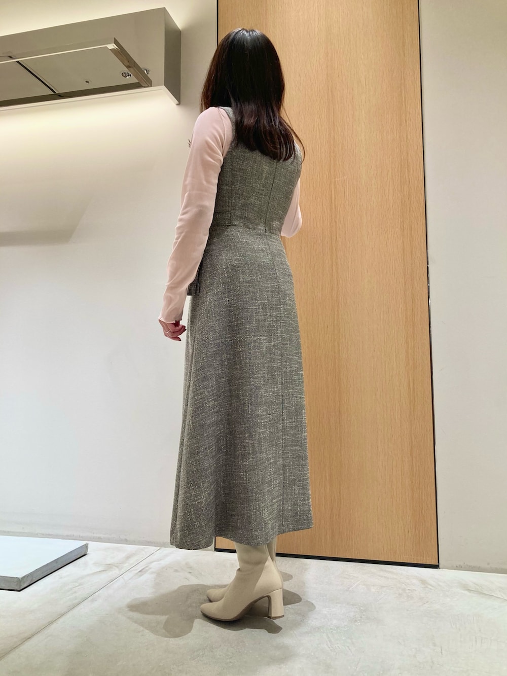 グレー系のワンピース、ピンク系のTシャツ/カットソー、ピンク系のハンドバッグを着用したレディースの秋コーディネートの6枚目の写真