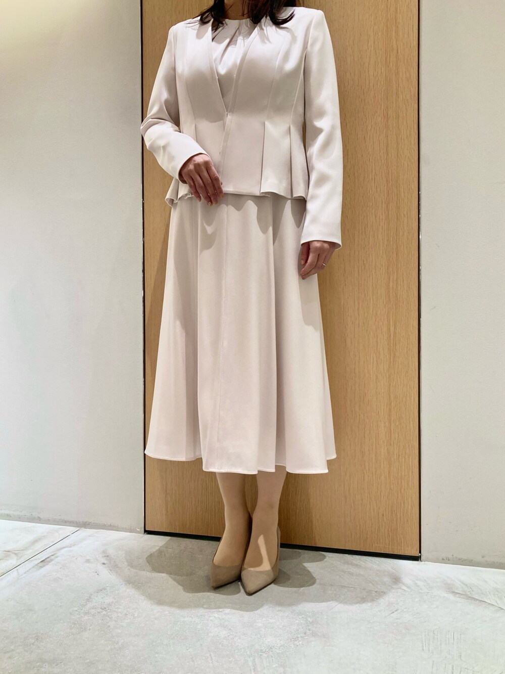 「アナイ(ANAYI)、セットアップ、オトナ女子、キレイめ、ジャケット、ワンピース、アイボリー、オケージョン、結婚式、お仕事コーデ、低身長、入学式、卒業式、きちんとスタイル、フェミニン」｜「ANAYIの【Eternal Line 2025】トリアセサテンタックペプラム ジャケット（その他アウター、ホワイト系）」を使った、Hasebe.tさん（レディース・154cm）の冬コーディネートの4枚目の写真