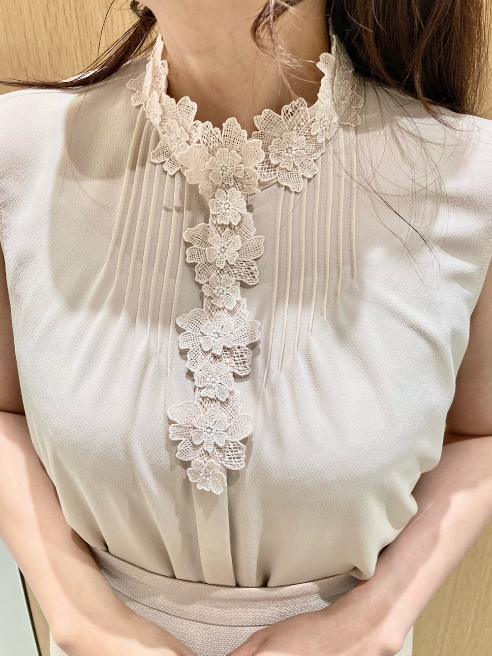 「アナイ(ANAYI)、ジャケット、スカート、ベージュ、ブラウス、ピンク、セットアップ、オケージョン、オトナ女子、オトナカワイイ、パール、低身長、刺繍、きちんとスタイル、淡色コーデ」｜「ANAYIの淡水バロックパールフープイヤリング（イヤリング、ホワイト系）」を使った、Hasebe.tさん（レディース・154cm）の夏コーディネートの9枚目の写真
